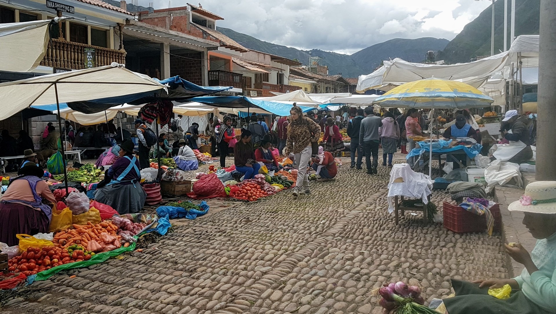 pisac-market-stalls