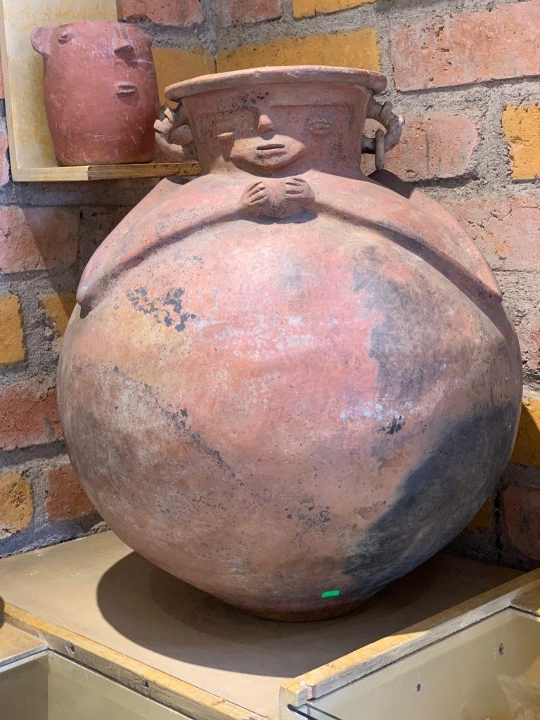 satisfied person pot, , Museo de las Culturas Aborigenes, Cuenca, Ecuador